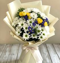Букет цветов из:  Ирисы, Хризантемы и Розы в Ягодное