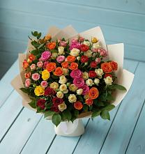 Букет Микс из разноцветных кустовых роз в Ягодное